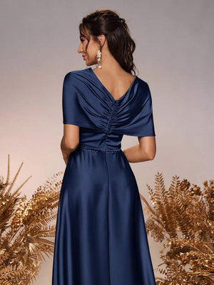 Detalle del corpiño de un vestido formal con cuello asimétrico y drapeado.