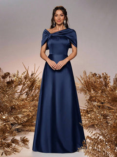 Mujer elegante vistiendo un vestido largo de noche color azul marino con escote asimétrico.