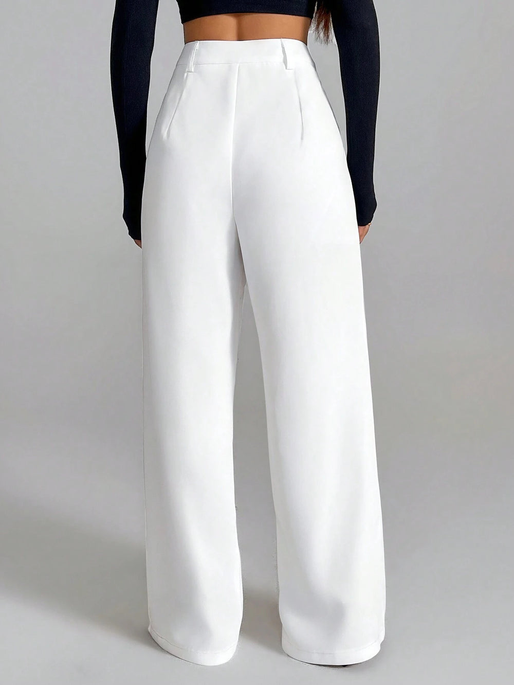 Pantalón blanco elegante de pierna recta vista frontal.
