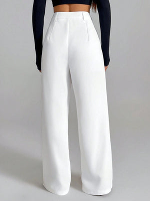 Pantalón blanco elegante de pierna recta vista trasera.