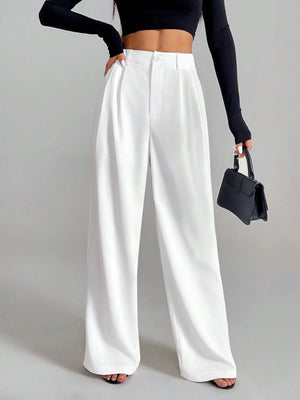 Pantalón blanco elegante con botón y cremallera.