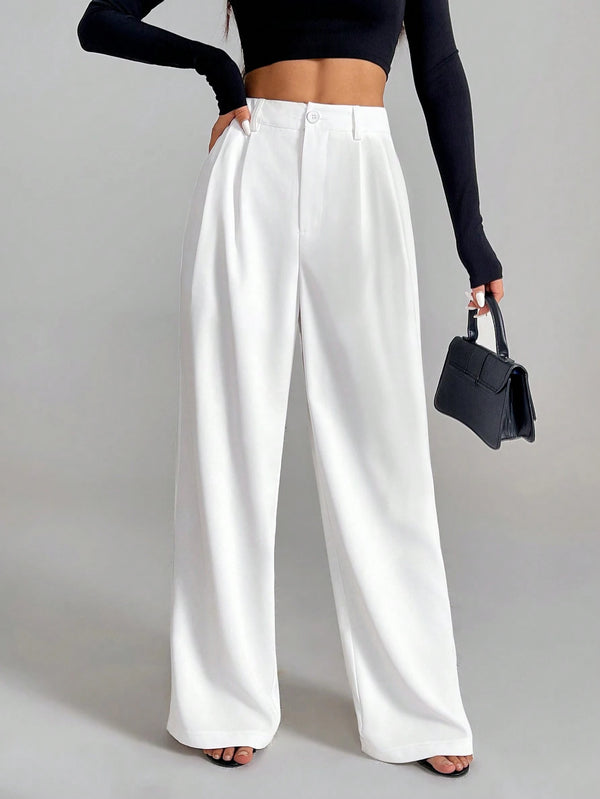 Pantalón blanco elegante con botón y cremallera.