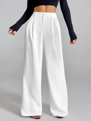 Pantalón blanco largo elegante con corte recto.