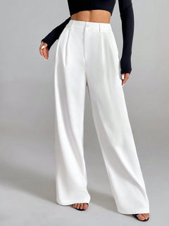Pantalón blanco elegante de pierna recta vista frontal.