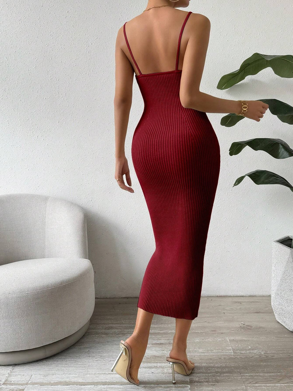 Vista frontal del vestido largo burdeos con diseño canalé.