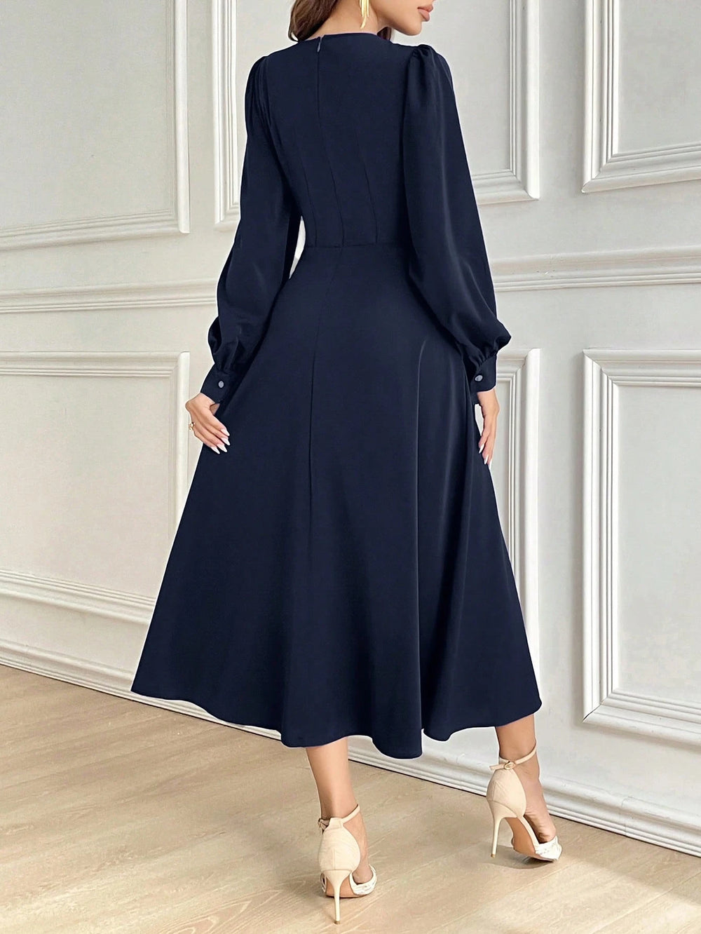 Vestido azul marino elegante manga obispo frontal