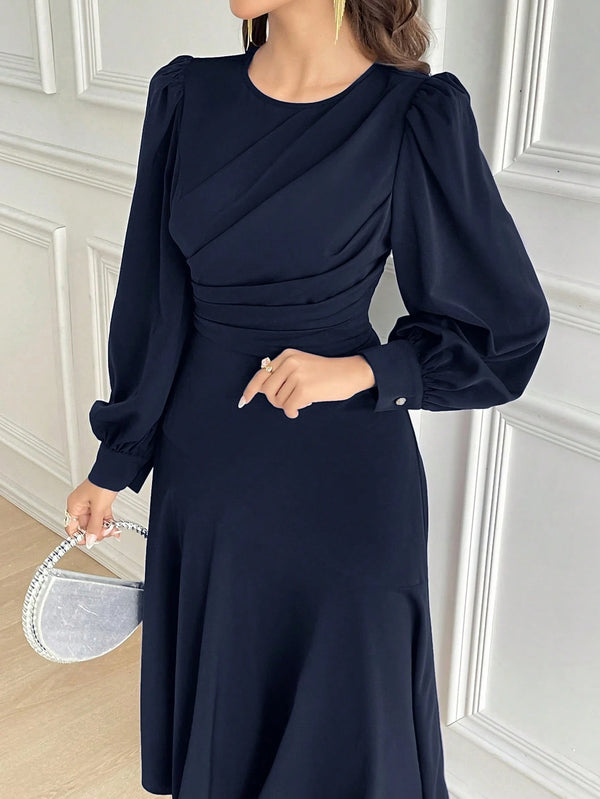 Detalle fruncido vestido azul marino elegante