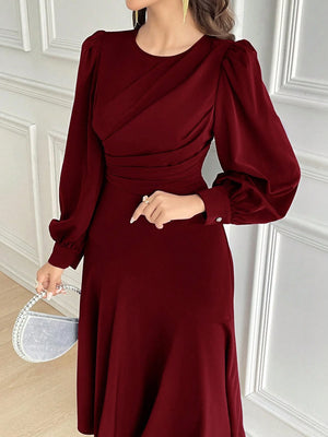 Detalle superior del vestido elegante burdeos con fruncido.