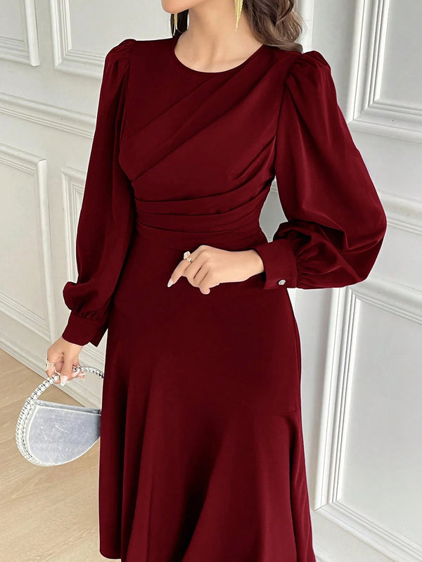 Detalle superior del vestido elegante burdeos con fruncido.