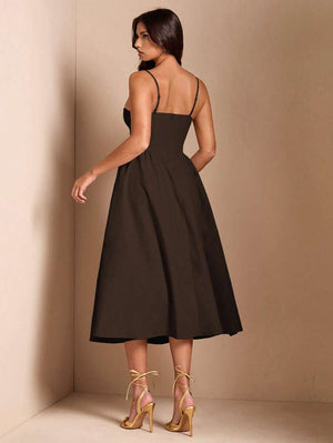 Primer plano del torso de un vestido café estilo bustier con tirantes delgados.