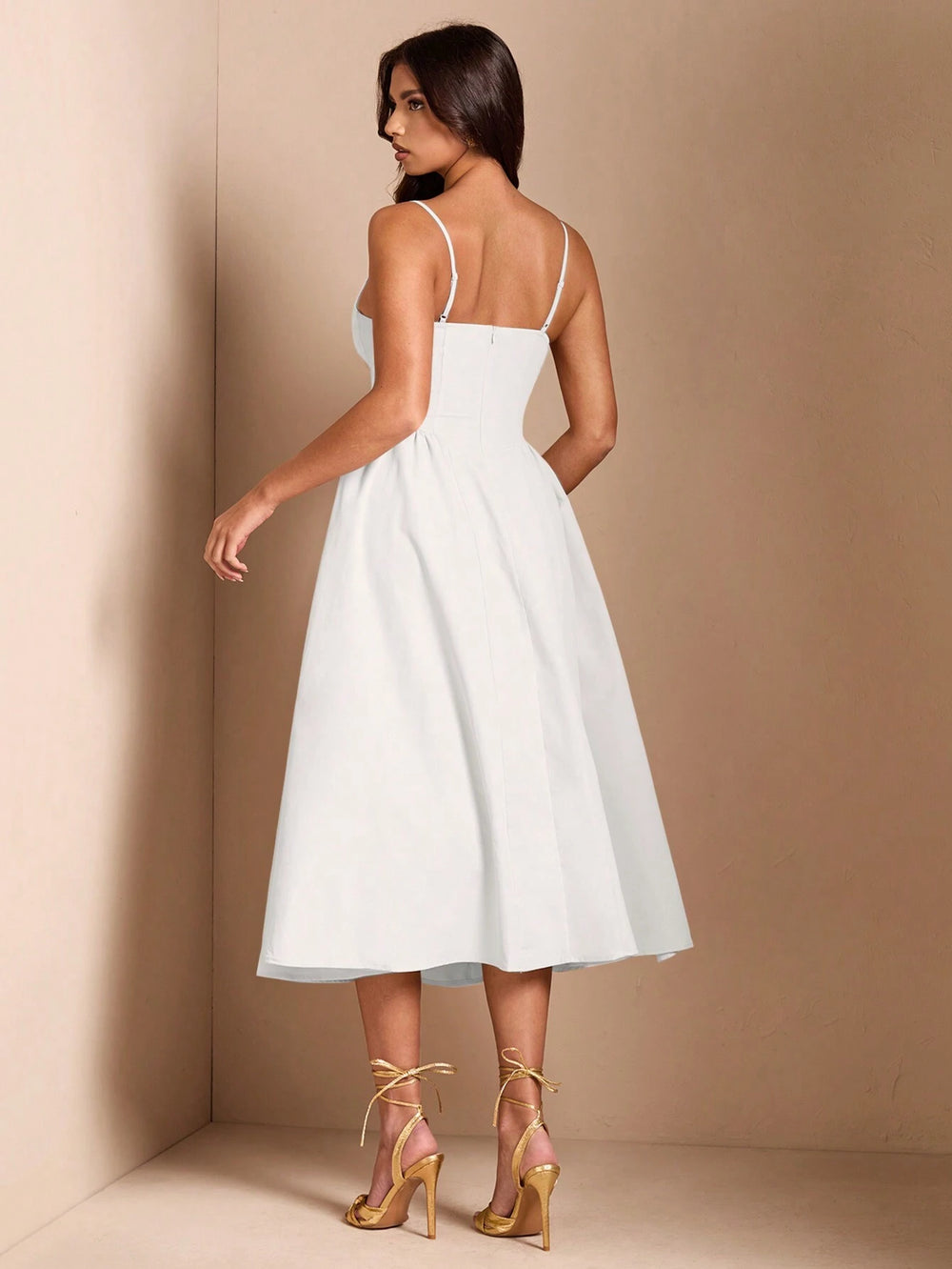 Vestido blanco elegante con tirantes finos para mujer