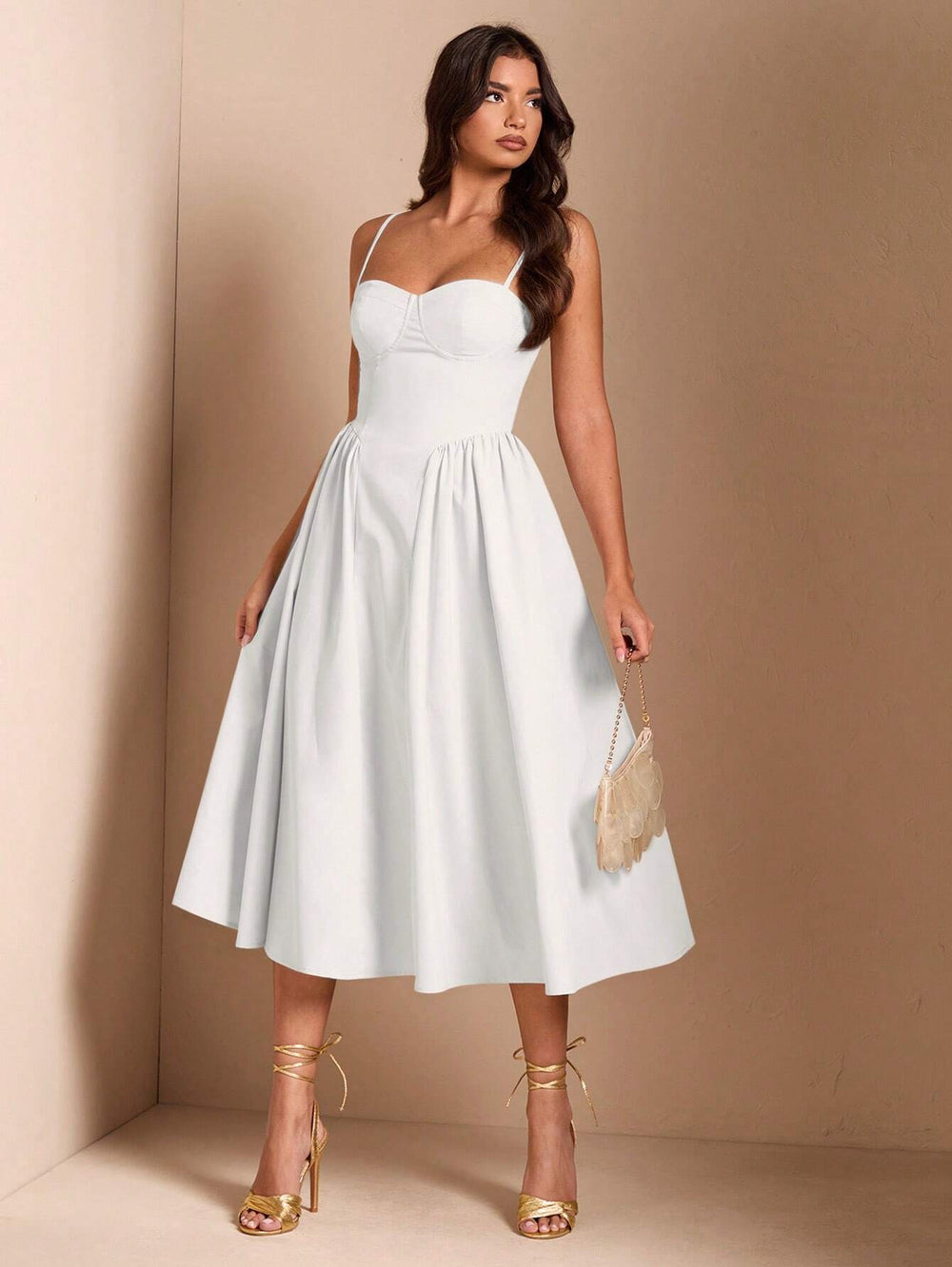 Vestido blanco elegante con tirantes finos para mujer