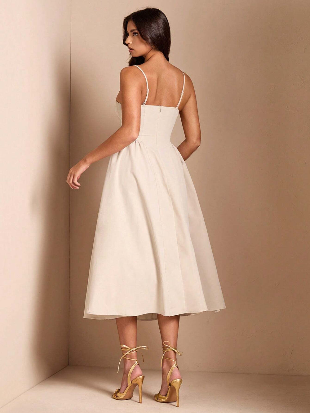 Vestido Elegante Midi Albaricoque Con Tirantes Finos