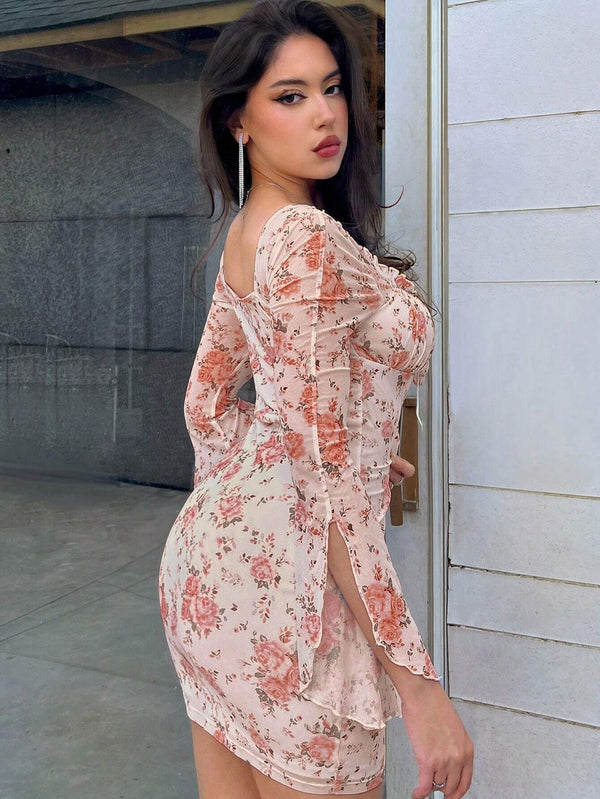 Vestido Mini Floral Rosa ajustado con detalle lateral y manga larga con volante.
