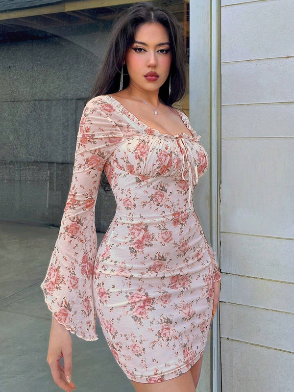 Vestido Mini Floral Rosa con pecho fruncido y estampado floral delicado.
