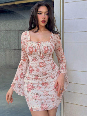 Vestido Mini Floral Rosa elegante con diseño mini y estilo bohemio romántico.