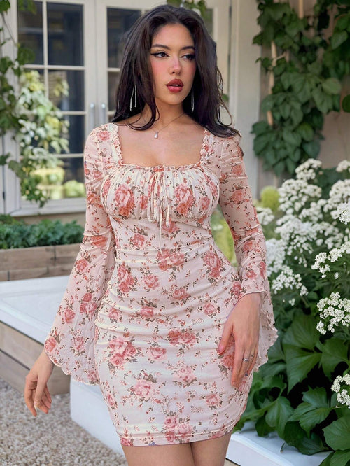 Vestido Mini Floral Rosa con escote cuadrado y manga con volante en vista frontal.
