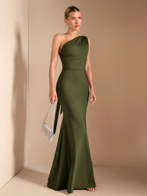 Detalle lazo espalda vestido verde militar elegante