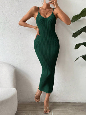 Vista frontal del vestido largo verde con diseño canalé.