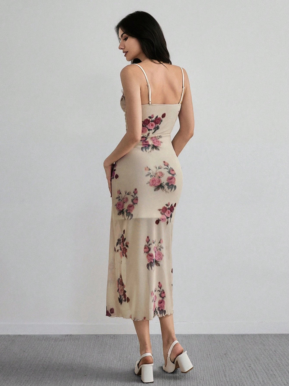 Vestido midi floral elegante de tirantes finos vista frontal.