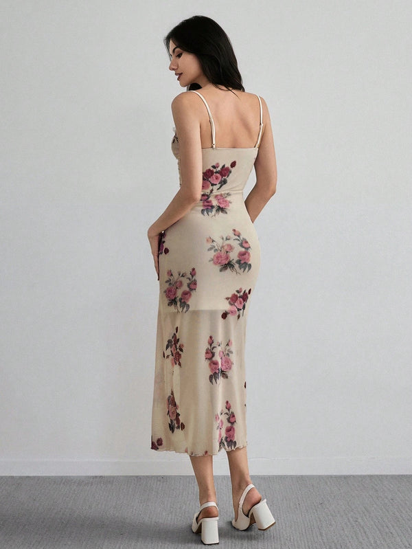 Vestido midi floral elegante de tirantes finos vista posterior.