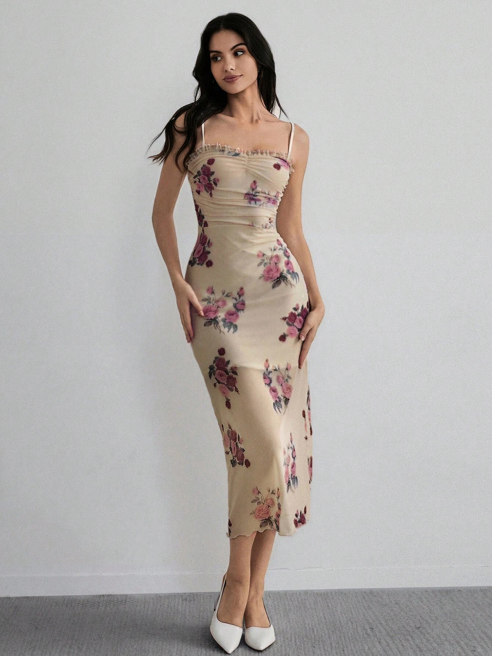 Vestido midi floral elegante de tirantes finos vista frontal.