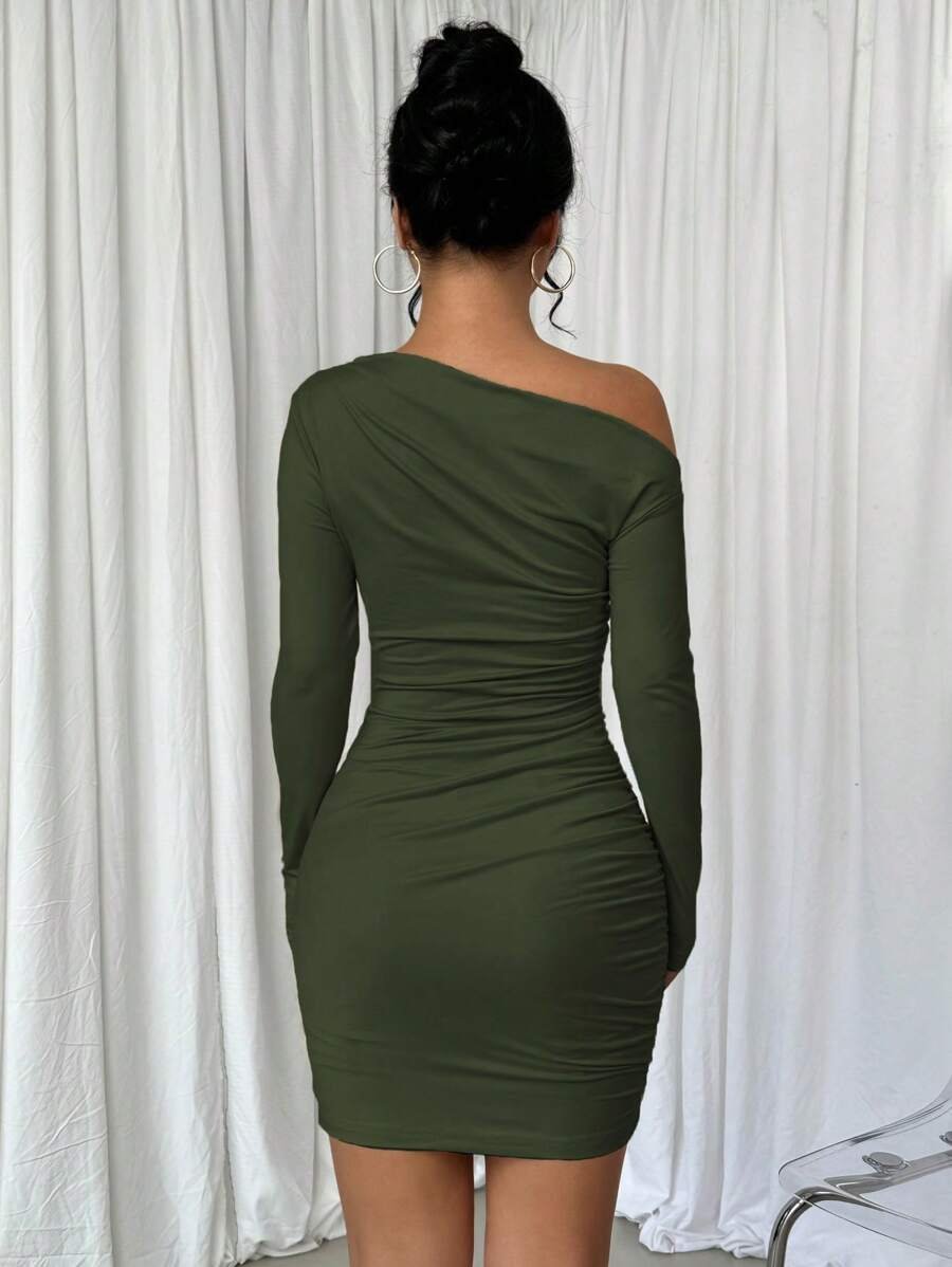 Vestido elegante verde con cuello asimétrico visto de frente