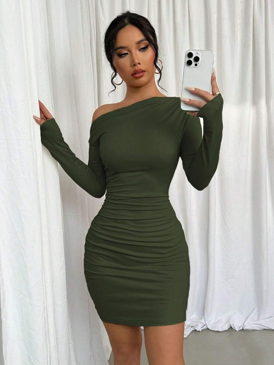 Vestido elegante verde con cuello asimétrico visto de frente