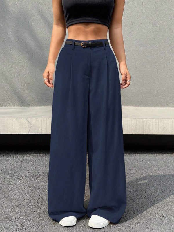 Primer plano de la caída fluida de los pantalones anchos azul marino.