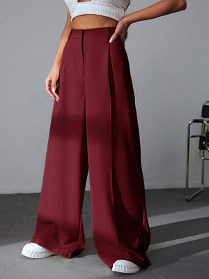 Detalle de pliegues en pantalón rojo elegante