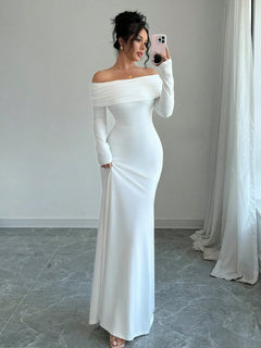 Vestido largo blanco elegante con hombros descubiertos y corte sirena, vista frontal.