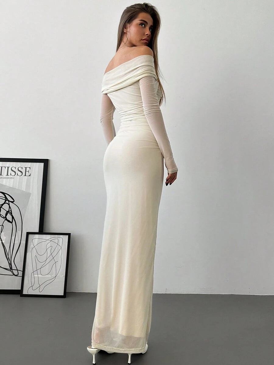 Vestido largo color crema con hombros descubiertos y mangas de tul vista frontal