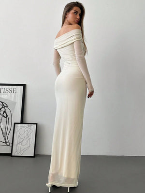 Detalle del escote con nudo frontal y mangas largas semitransparentes en vestido crema