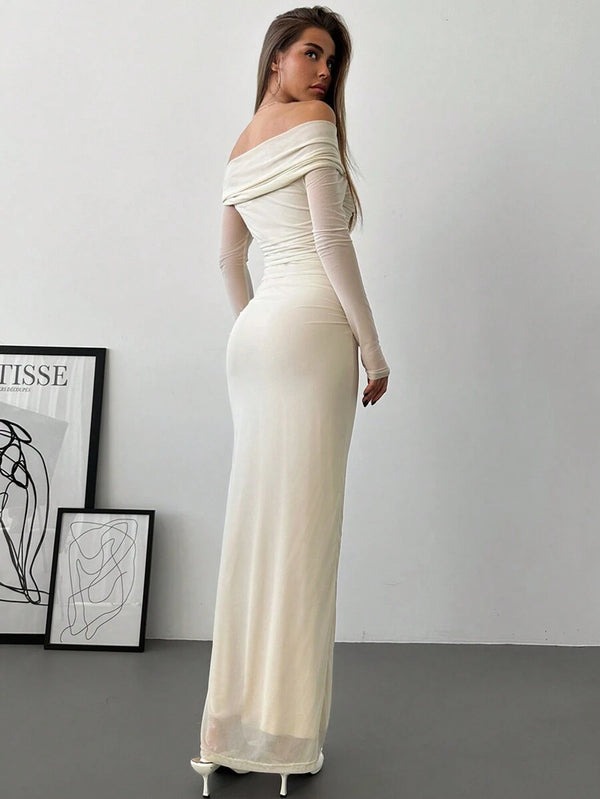 Detalle del escote con nudo frontal y mangas largas semitransparentes en vestido crema