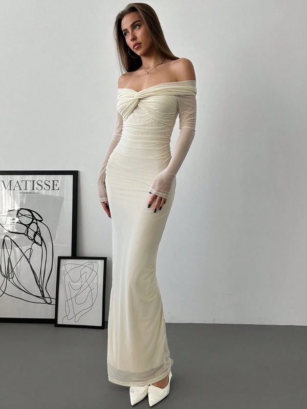 Vestido maxi crema ajustado con drapeado en la cintura y caída fluida
