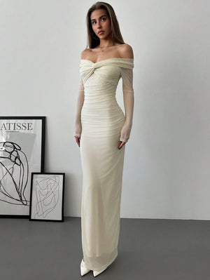 Acercamiento a la textura de tul suave y fruncido del vestido crema