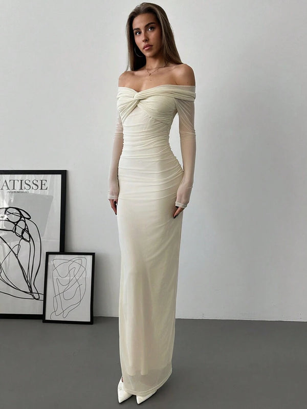 Acercamiento a la textura de tul suave y fruncido del vestido crema