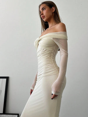 Look completo de vestido largo crema elegante combinado con zapatos de punta blancos