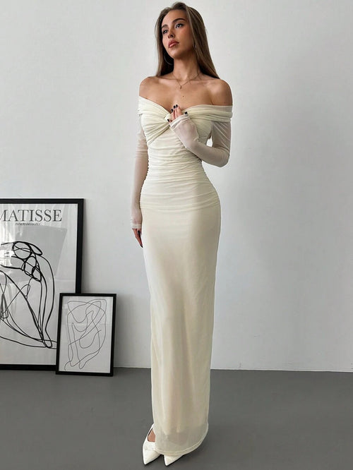 Vestido largo color crema con hombros descubiertos y mangas de tul vista frontal