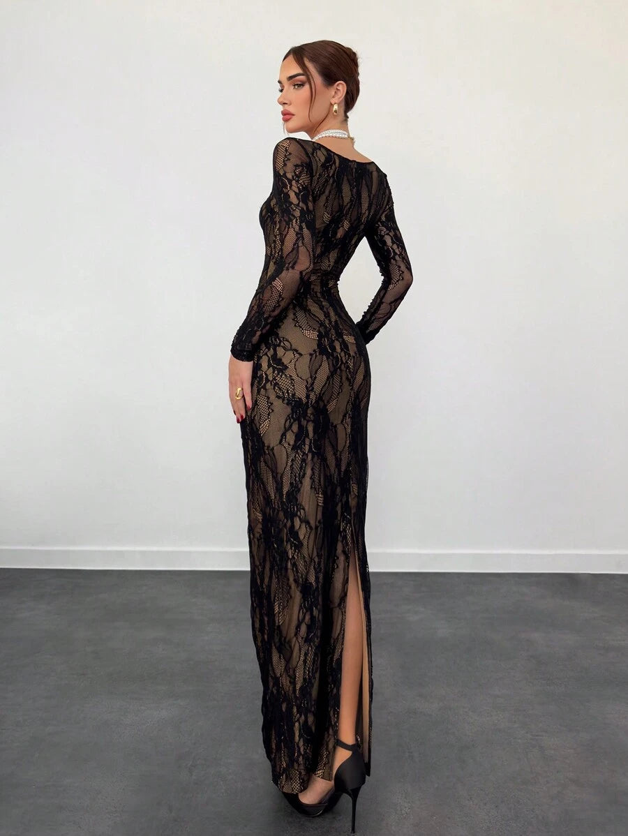 Mujer posando sentada con un vestido elegante de encaje negro sobre forro nude de manga larga y escote cuadrado.