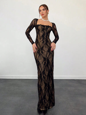 Detalle del cuerpo de un vestido ajustado de encaje negro que muestra la textura del tejido y la silueta ceñida.