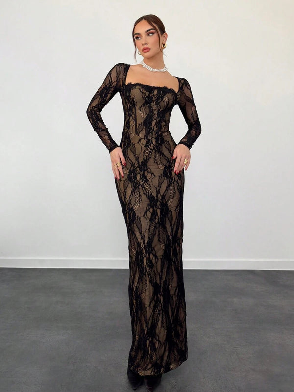 Detalle del cuerpo de un vestido ajustado de encaje negro que muestra la textura del tejido y la silueta ceñida.
