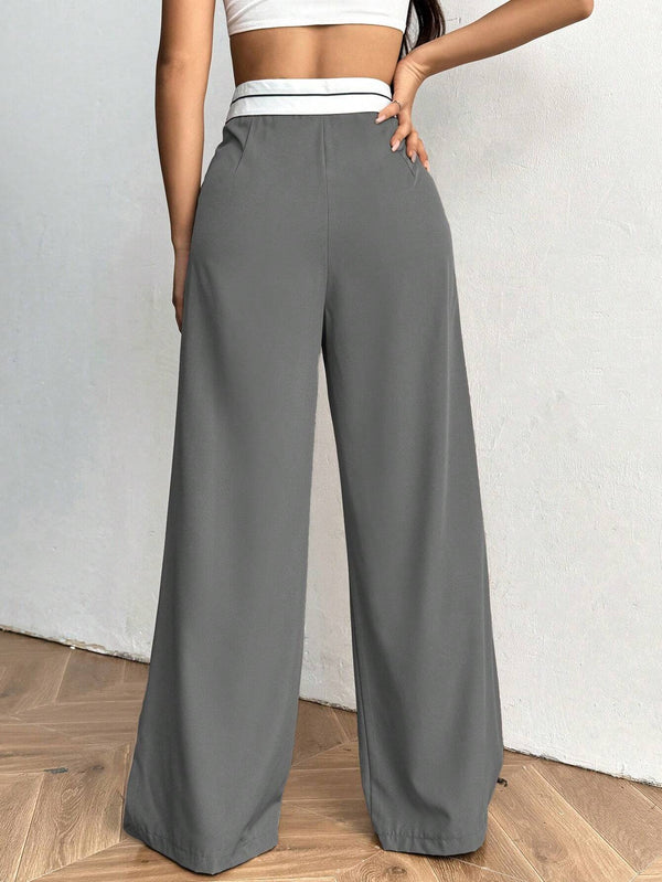 Pantalón gris claro de pierna ancha talle alto vista trasera.