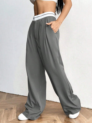 Pantalón gris claro de pierna ancha combinado con top blanco.