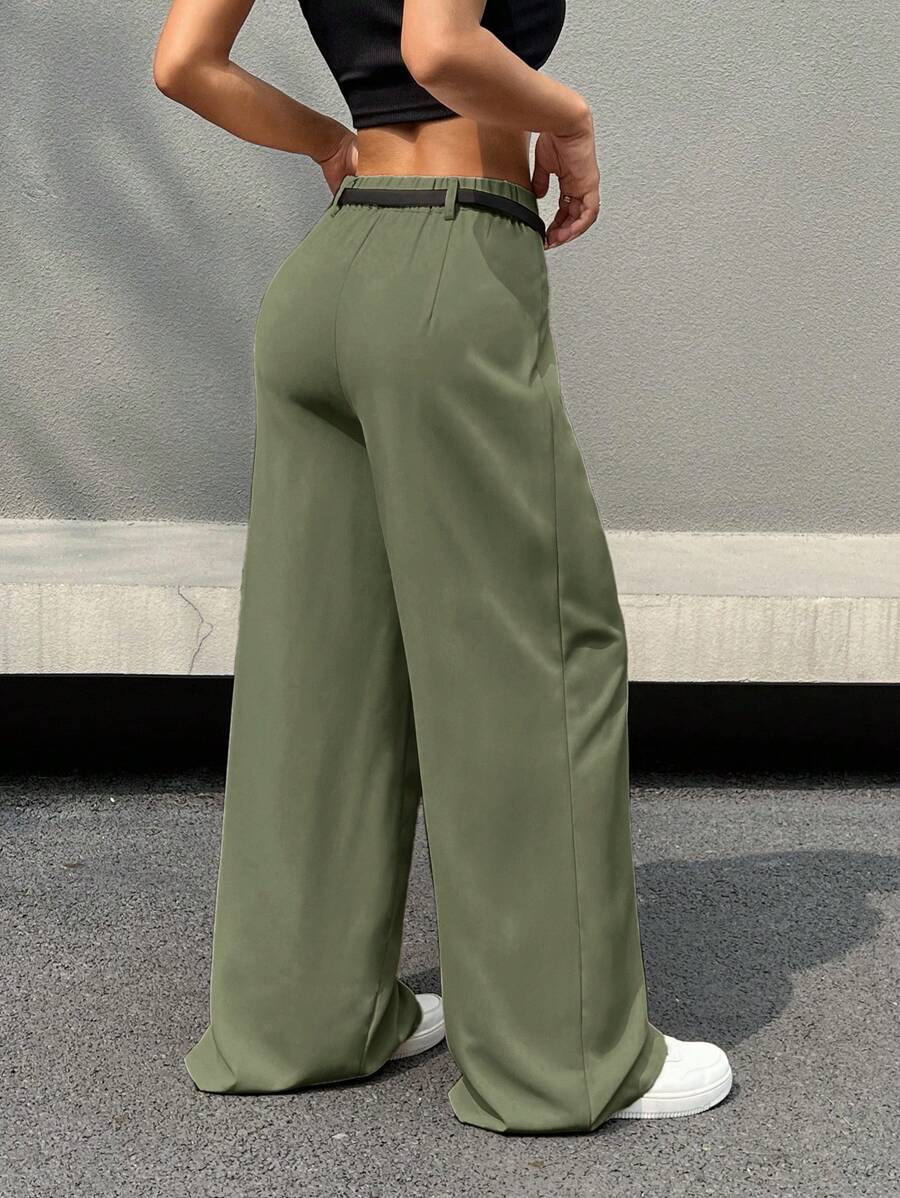 Vista frontal de un pantalón de pierna ancha color verde olivo con talle alto y pinzas.