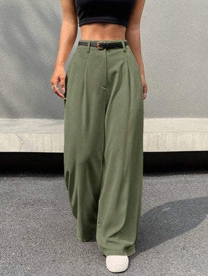 Mujer luciendo un pantalón elegante de pierna ancha en tono verde olivo, ideal para un look casual o formal.