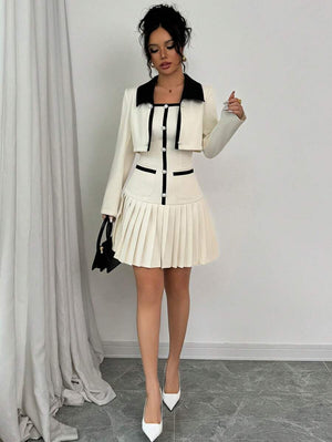 Vestido corto elegante con botones y ribete decorativo