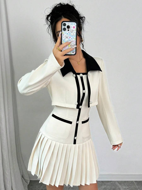 Diseño sofisticado de vestido con cuello camisero y falda plisada