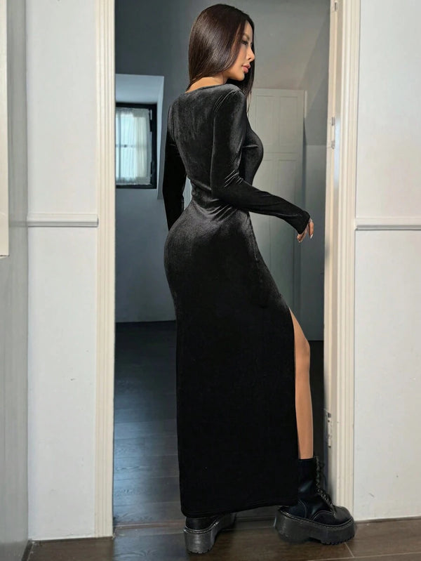 Parte trasera del vestido largo negro ajustado mostrando caída entallada y textura.