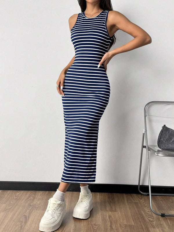 Vista completa del vestido combinado con calzado deportivo.